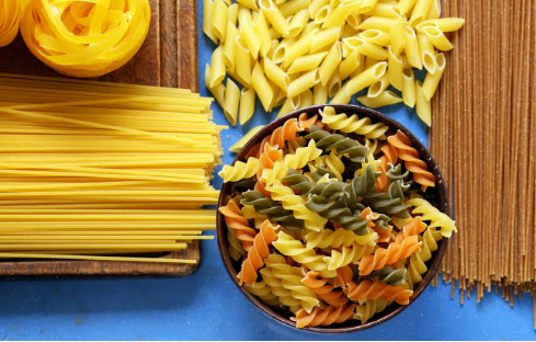 عجينة المعكرونة الملونة